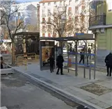 Marquesina publicitaria en el andén de la avenida de Felipe II, junto al Movistar Arena, Madrid